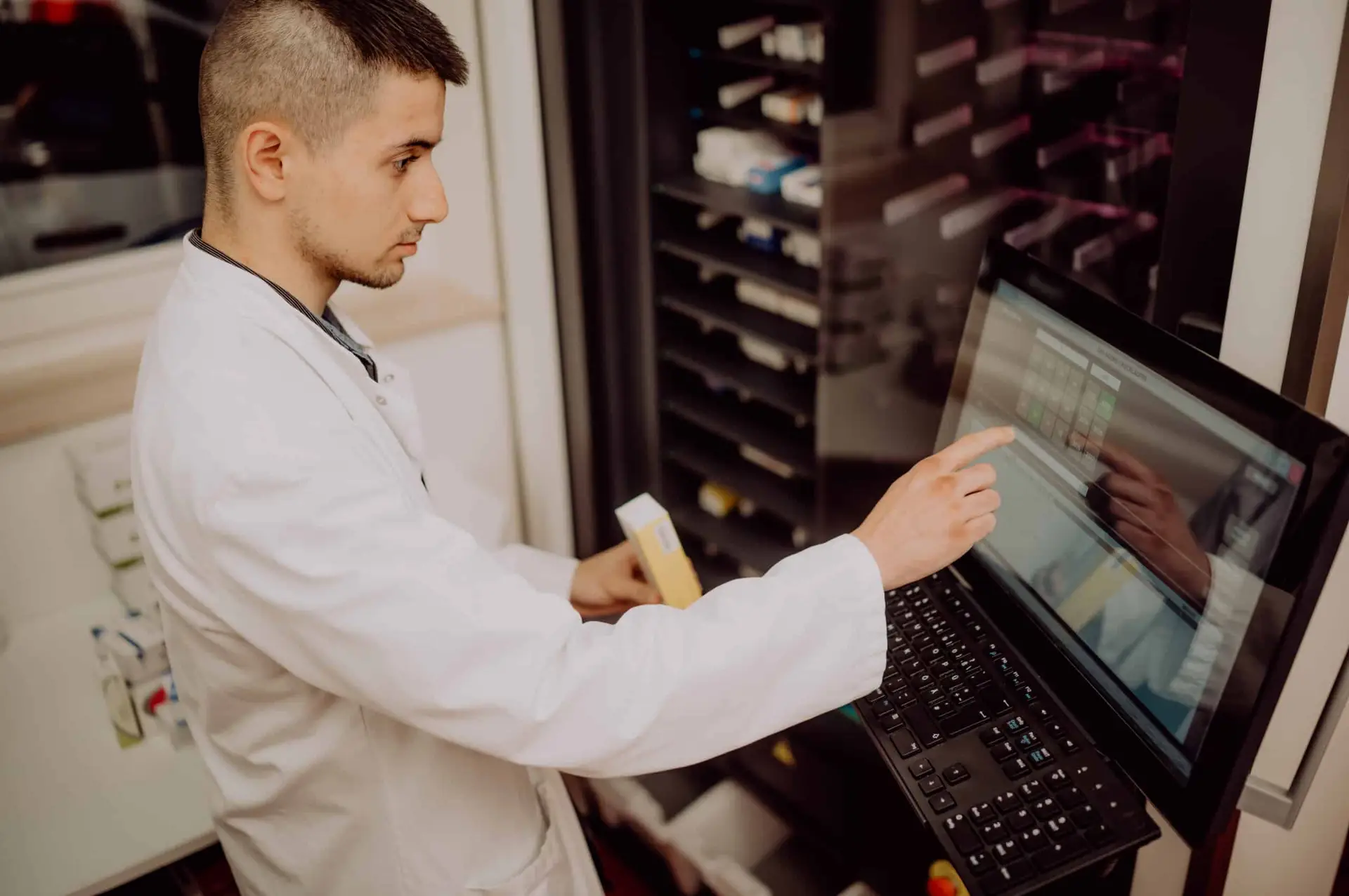 Mitarbeiter am Medikamenten-Automat