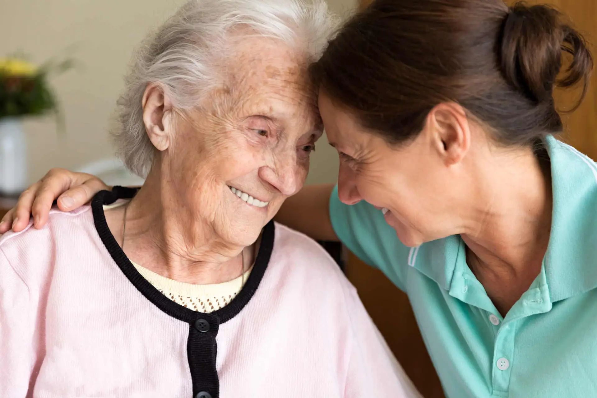 Seniorin mit Pflegerin